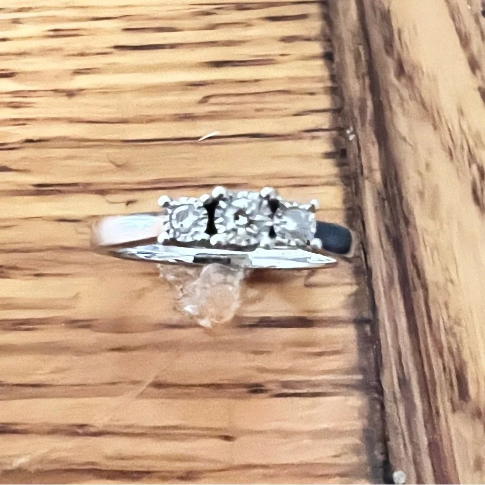 Trumiracle 1/10 Carat Total Weight 3-Stone Diamond Ring set in Sterling Silver